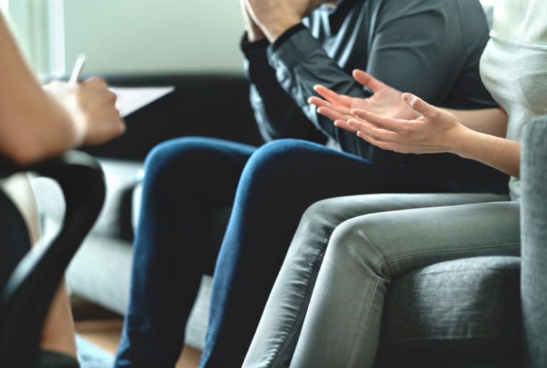 Image is of a man and woman arguing, concept of alimony dispute in Tennessee