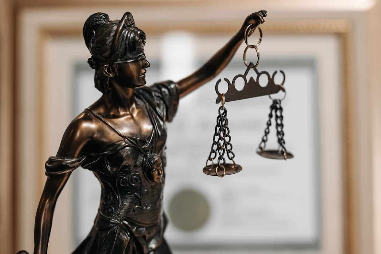 Lady Justice statue symbolizing fairness and balance in child custody in Franklin.